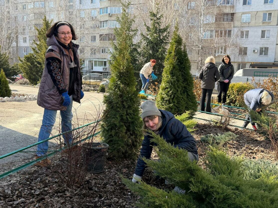 Освітяни Новобаварського району вийшли на весняну толоку