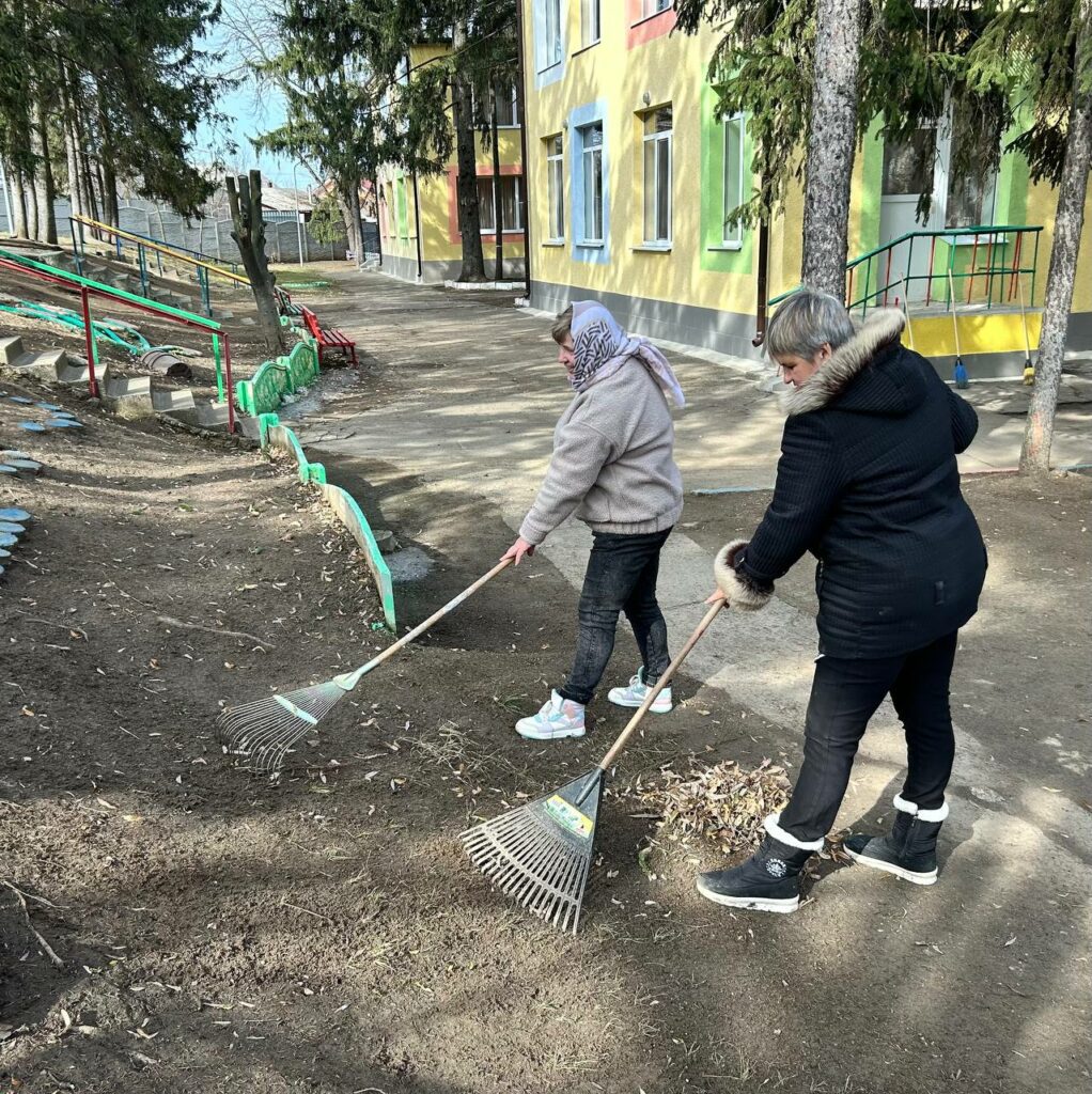 Освітяни Новобаварського району вийшли на весняну толоку