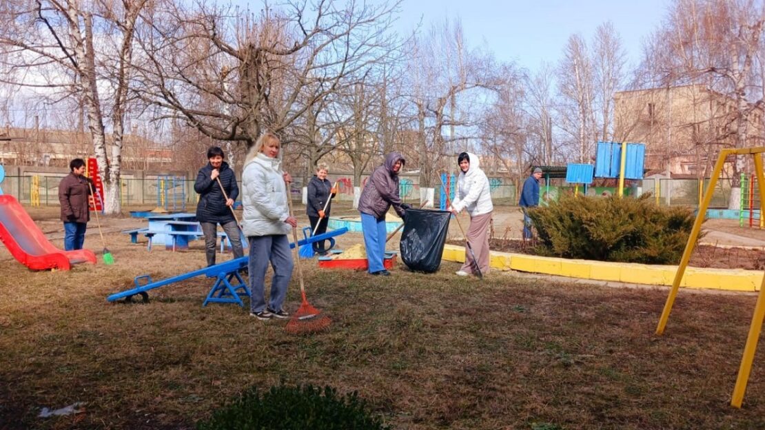 Освітяни Новобаварського району вийшли на весняну толоку