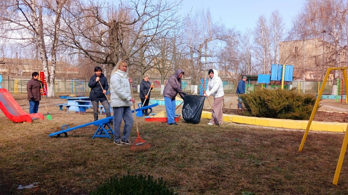 Освітяни Новобаварського району вийшли на весняну толоку