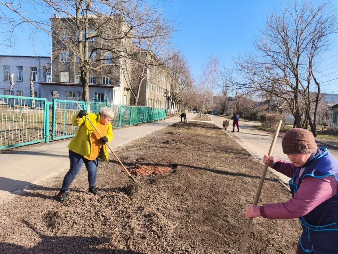 Освітяни Новобаварського району вийшли на весняну толоку