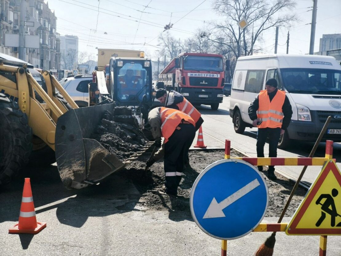 На дорогах Харкова тривають ремонти (фото)