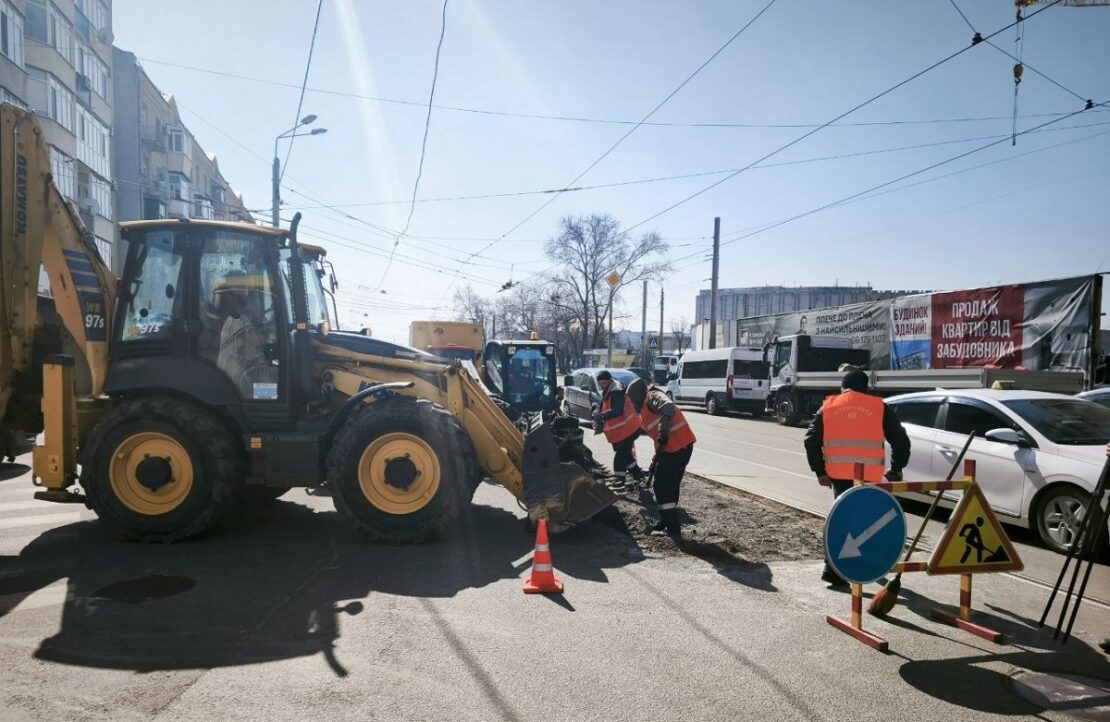 На дорогах Харкова тривають ремонти (фото)