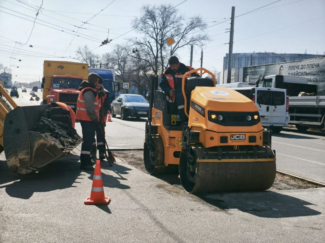 На дорогах Харкова тривають ремонти (фото)