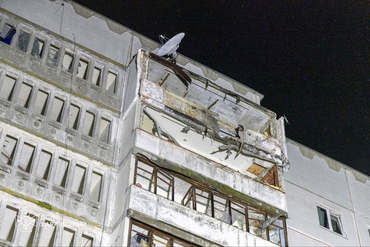 Вночі ворожий БпЛА поцілив по багатоповерхівці в Київському районі