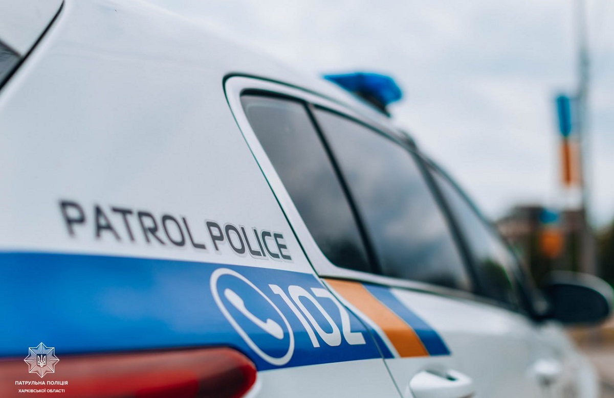 На вулиці Шевченка у Харкові водій ВАЗ наїхав на припарковане авто