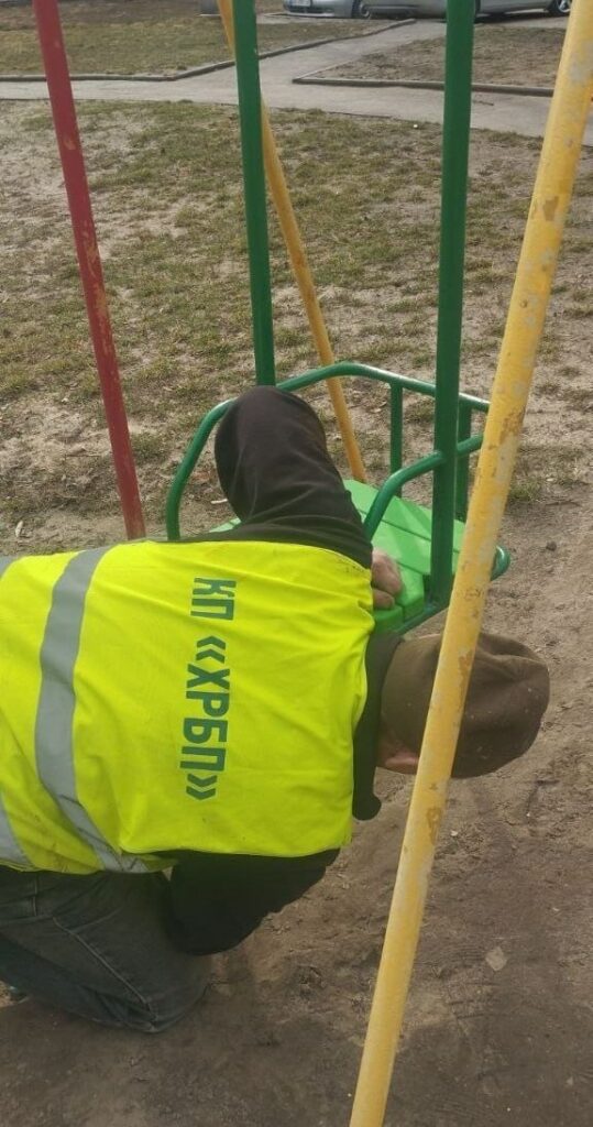 Харківські комунальники упорядковують дитячі майданчики (фото)