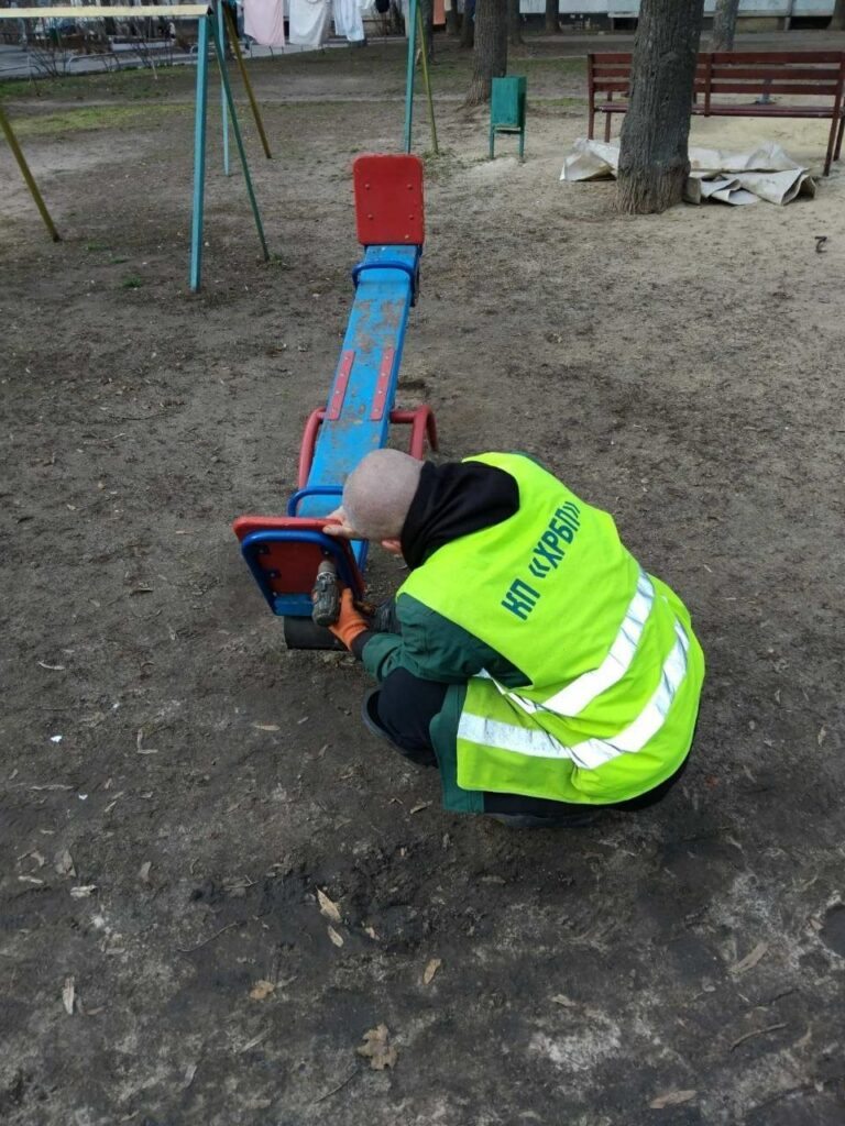 Харківські комунальники упорядковують дитячі майданчики (фото)