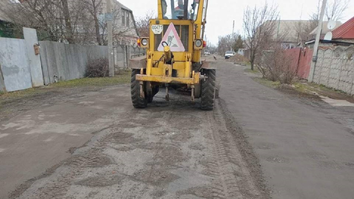 Харківські комунальники проводять грейдерування доріг