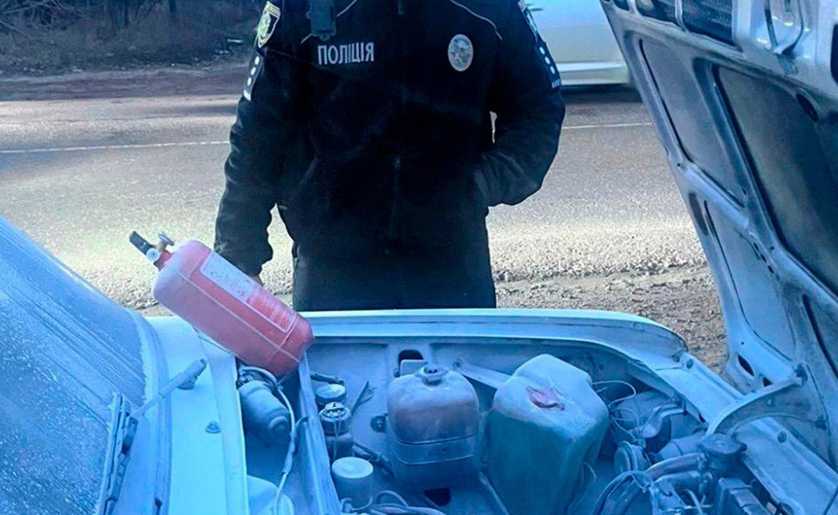 На Харківщині поліцейські врятували авто від пожежі