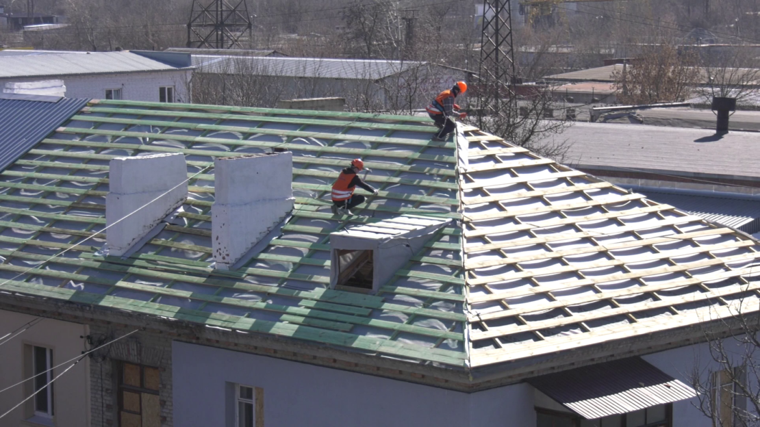 Снаряд влучив просто в дах: у Харкові відновлюють будинок після обстрілу