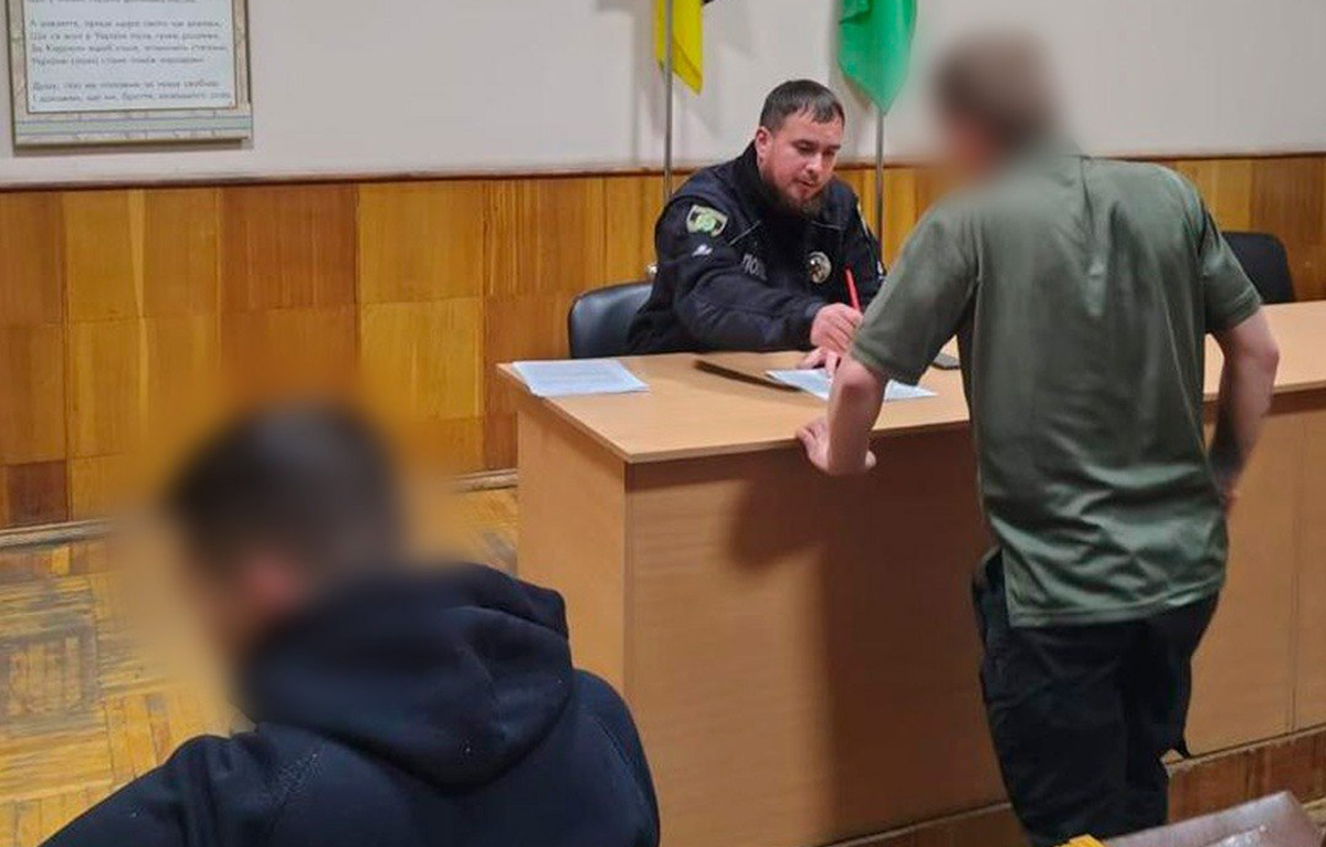 У Харкові двоє чоловіків скоїли розбійний напад на жінку