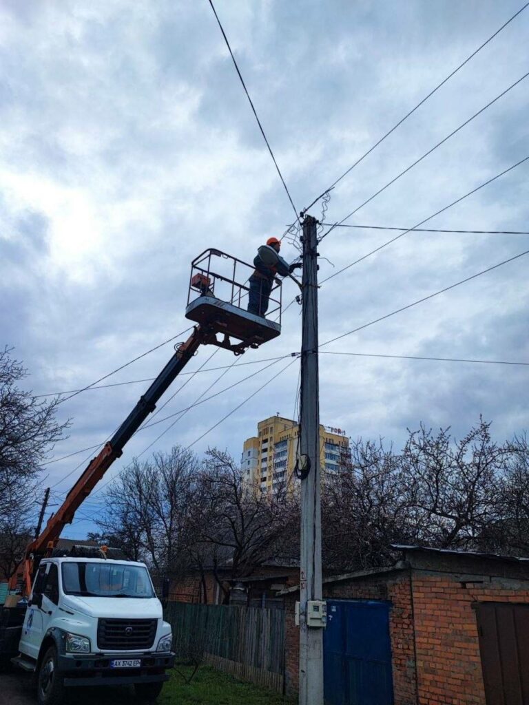 У Харкові впорядковують вуличне освітлення (фото)