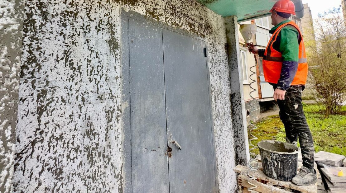 У Харкові відновлюють пошкоджену обстрілами багатоповерхівку (фото)