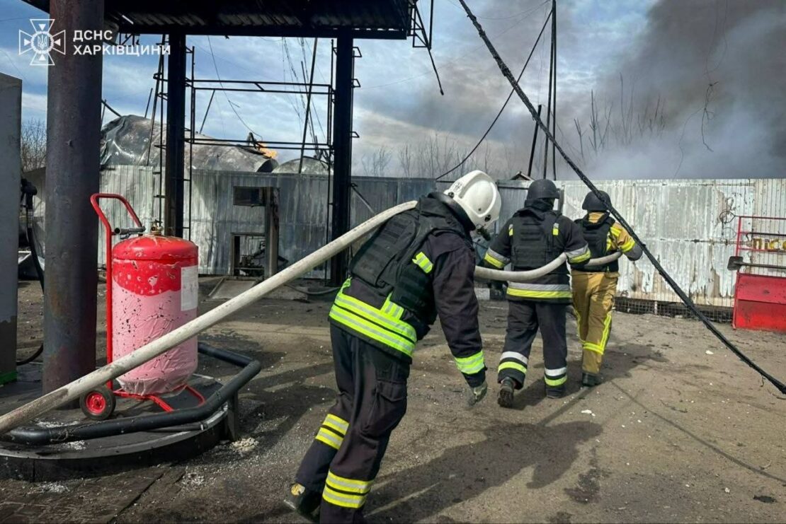 Ворог вдарив по АЗС на Харківщині: сталася пожежа (фото)