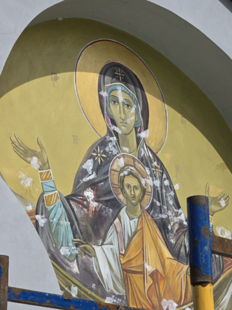 У Саржиному Яру реставрують фреску Богоматері (фото)