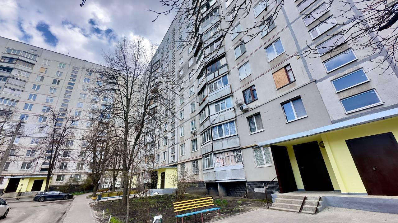 У Харкові відновлюють пошкоджену обстрілами багатоповерхівку