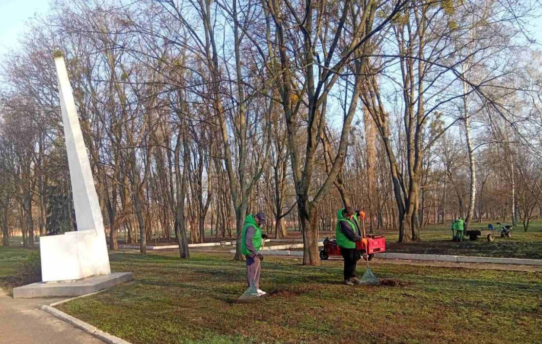 Комунальники наводять лад в парках та скверах Харкова 