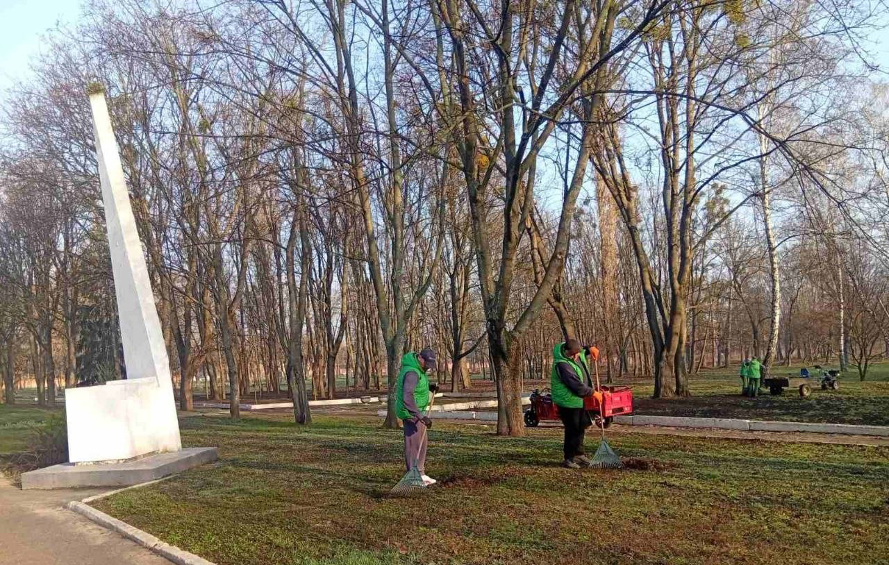 Комунальники наводять лад в парках та скверах Харкова