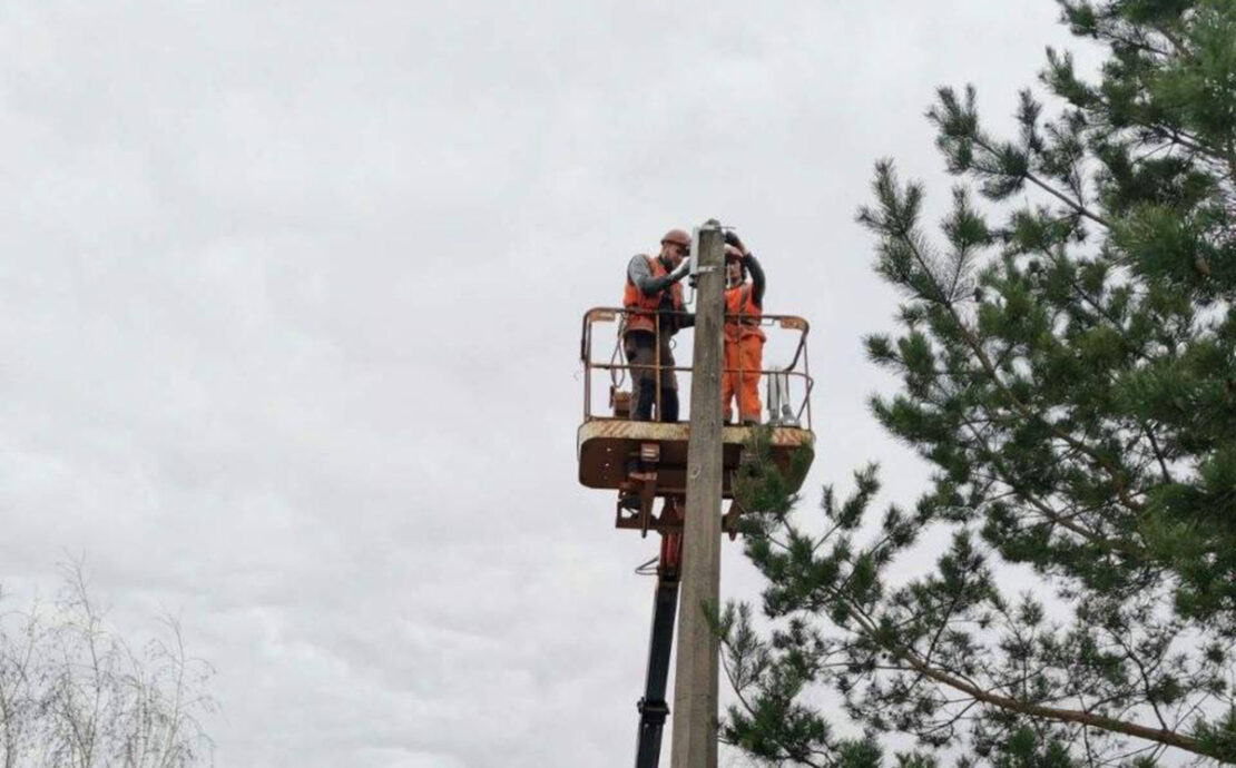 Харківські комунальники впорядковують вуличне освітлення 