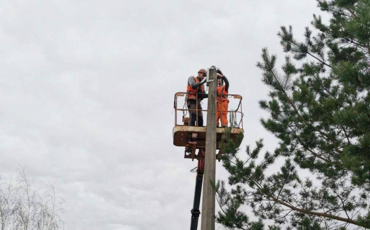Харківські комунальники впорядковують вуличне освітлення