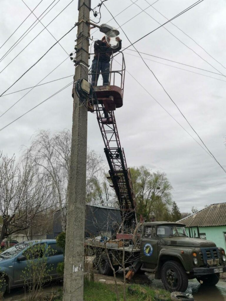 У Харкові впорядковують вуличне освітлення (фото)