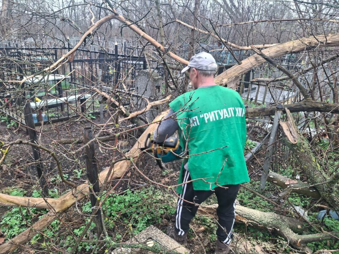 Комунальники наводять лад на кладовищах Харкова (фото)