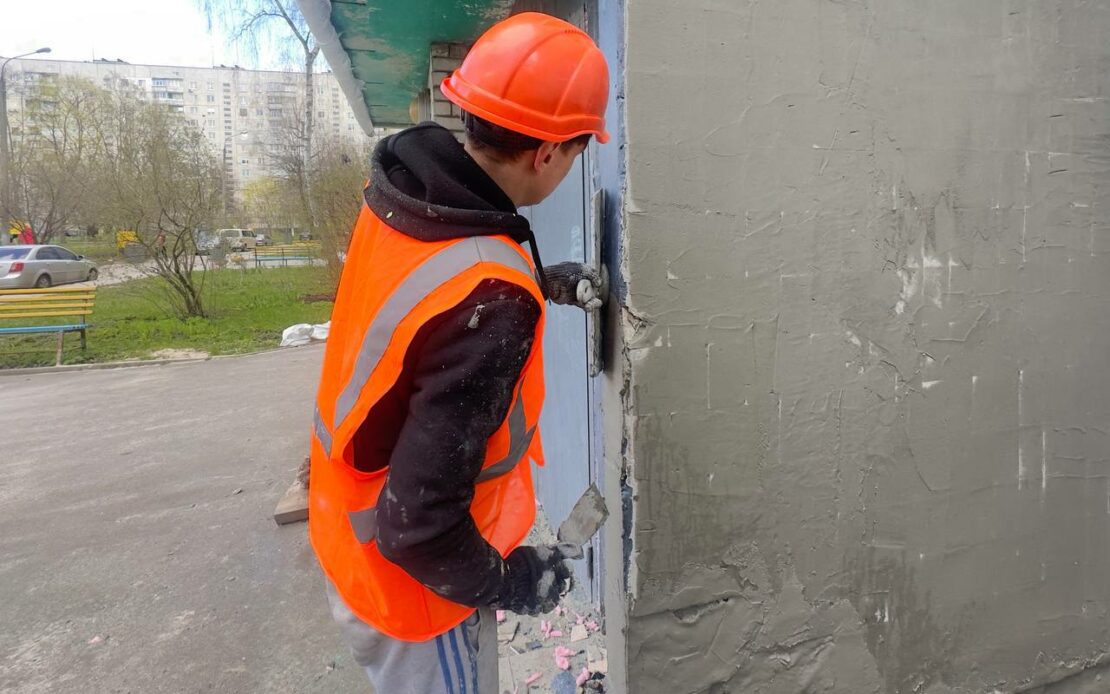 У Харкові відновлюють пошкоджену обстрілами багатоповерхівку (фото)