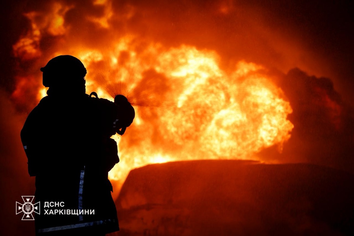Рятувальники загасили пожежу на підприємстві у Мерефі після атаки рф