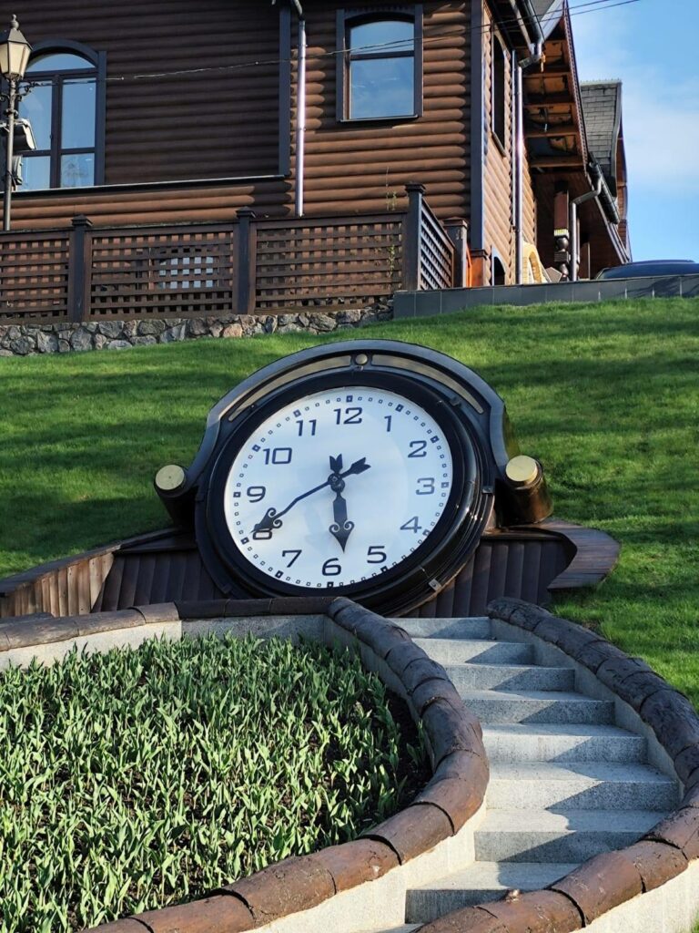 Оновлений годинник запрацював у Саржиному Яру (фото)