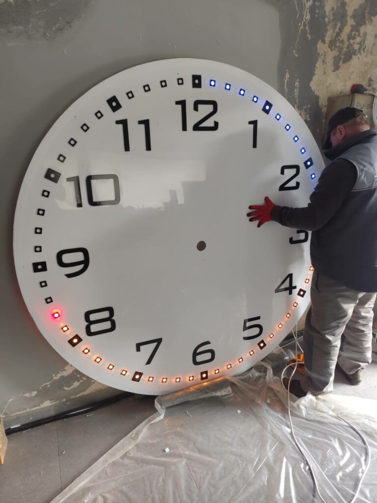 Оновлений годинник запрацював у Саржиному Яру (фото)