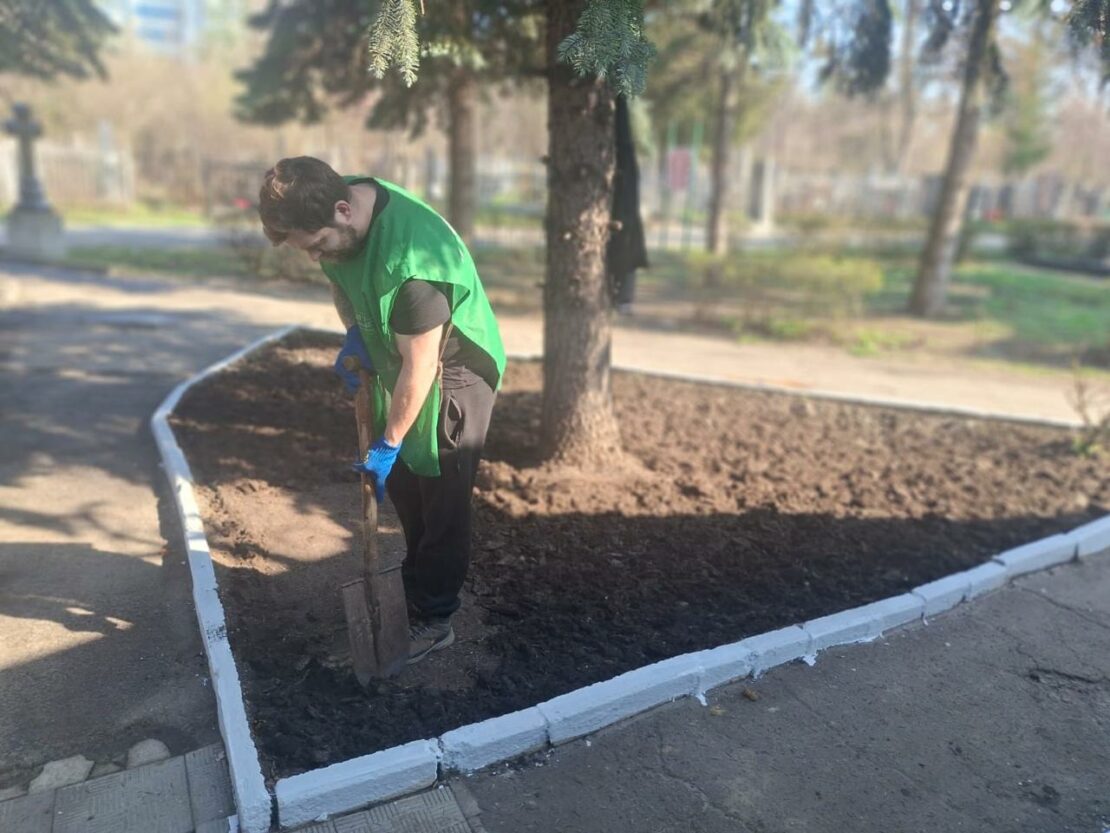 Комунальники наводять лад на кладовищах Харкова (фото)