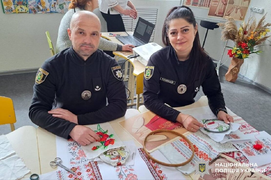 Харківські правоохоронці взяли участь у Всеукраїнській акції “Нитки, що пишуть історію!”