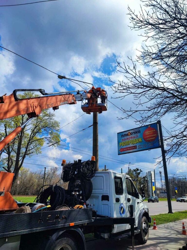 У Харкові впорядковують вуличне освітлення (фото)