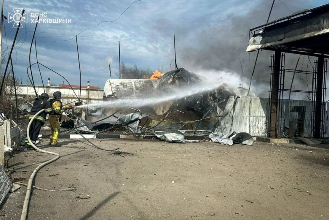 Ворог вдарив по АЗС на Харківщині: сталася пожежа (фото)