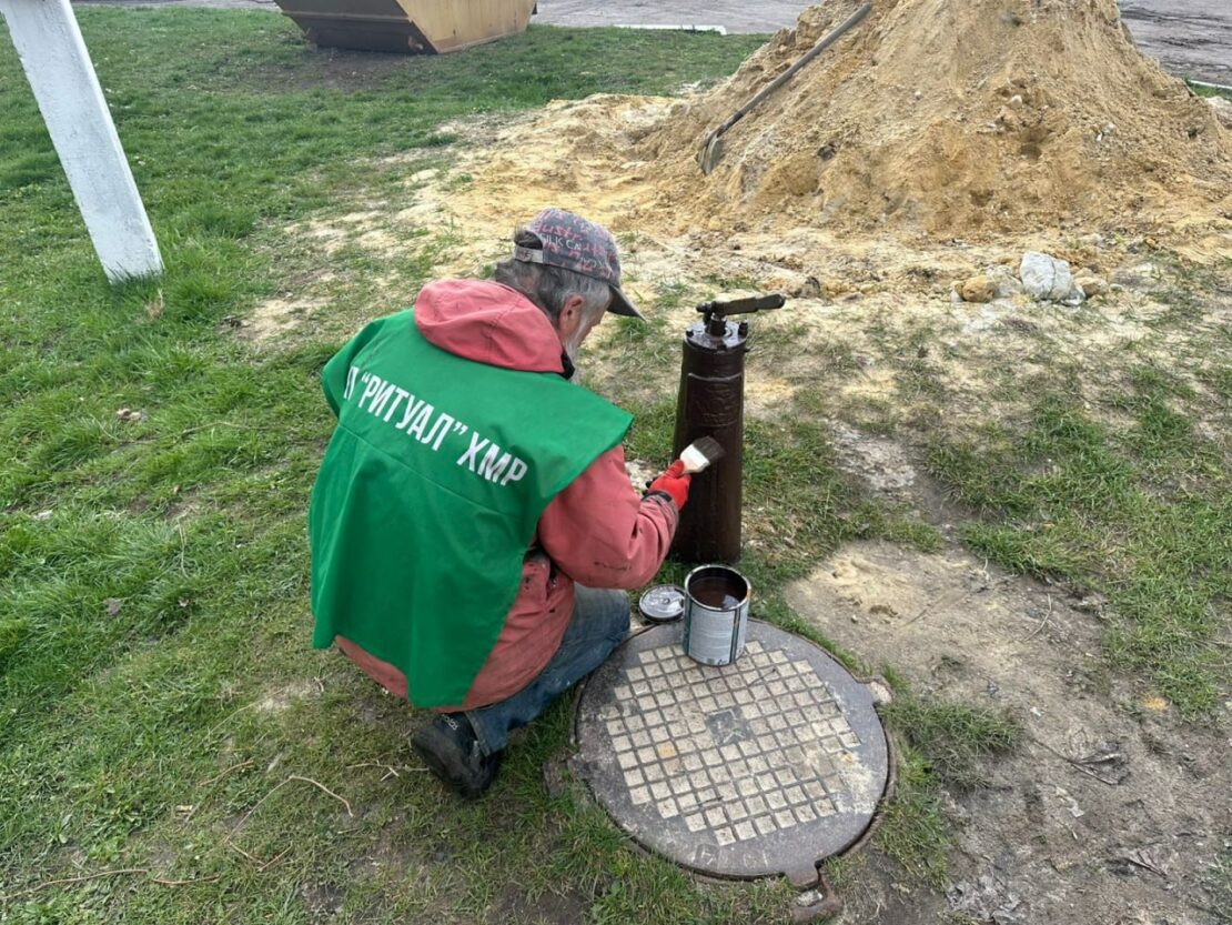 Комунальники наводять лад на кладовищах Харкова (фото)