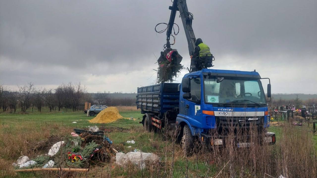 З харківських кладовищ вивезли 500 кубометрів сміття