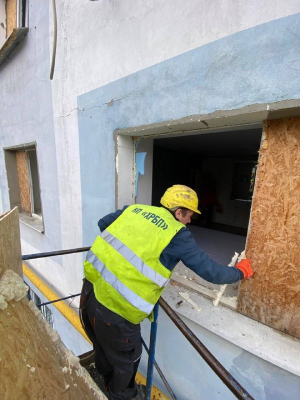 У Харкові ліквідують наслідки ворожих обстрілів (фото)