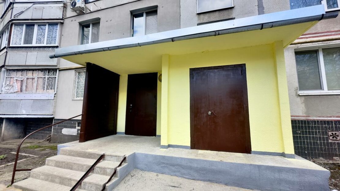 У Харкові відновлюють пошкоджену обстрілами багатоповерхівку (фото)