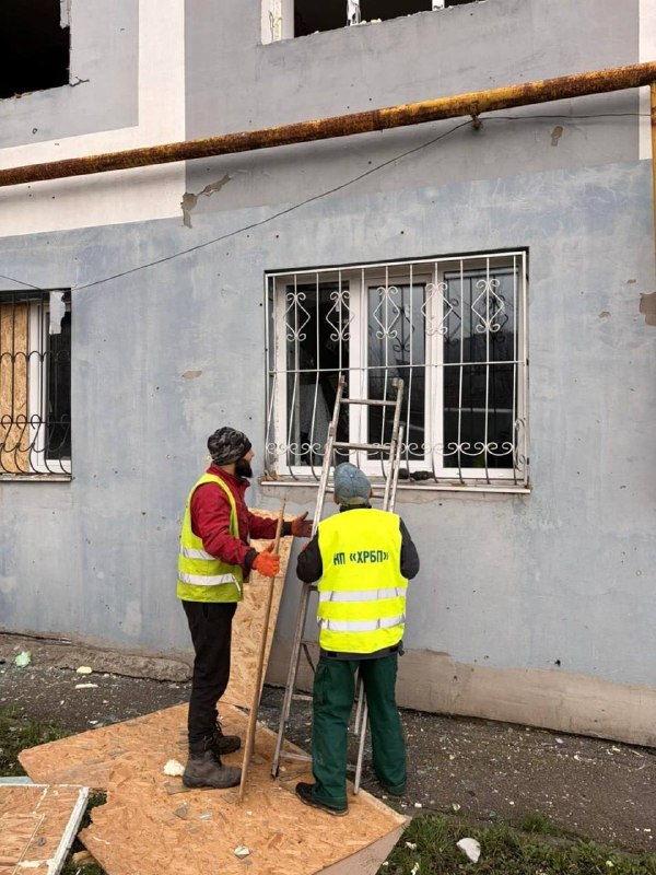У Харкові ліквідують наслідки ворожих обстрілів (фото)