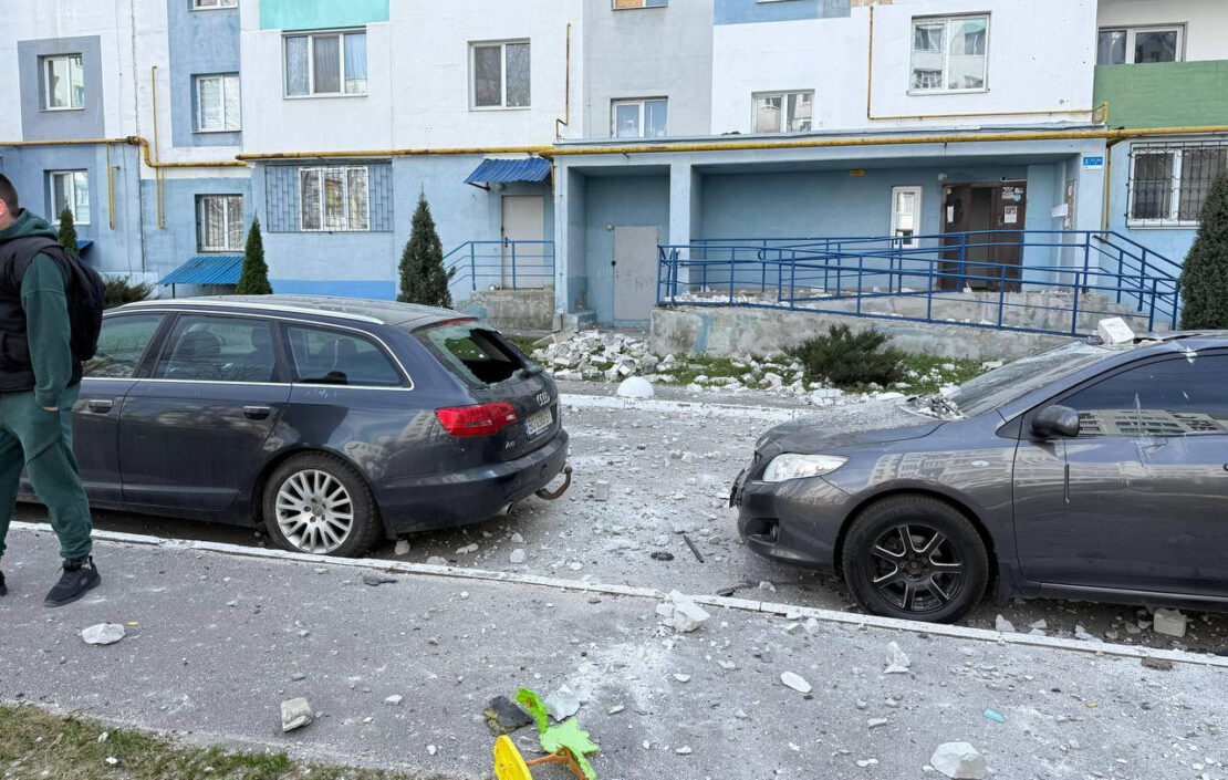 Ворожий дрон влучив в багатоповерхівку у Харкові (відео)