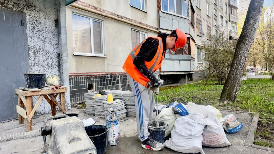 У Харкові відновлюють пошкоджену обстрілами багатоповерхівку (фото)