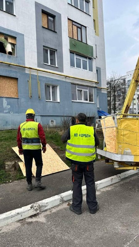 У Харкові ліквідують наслідки ворожих обстрілів (фото)