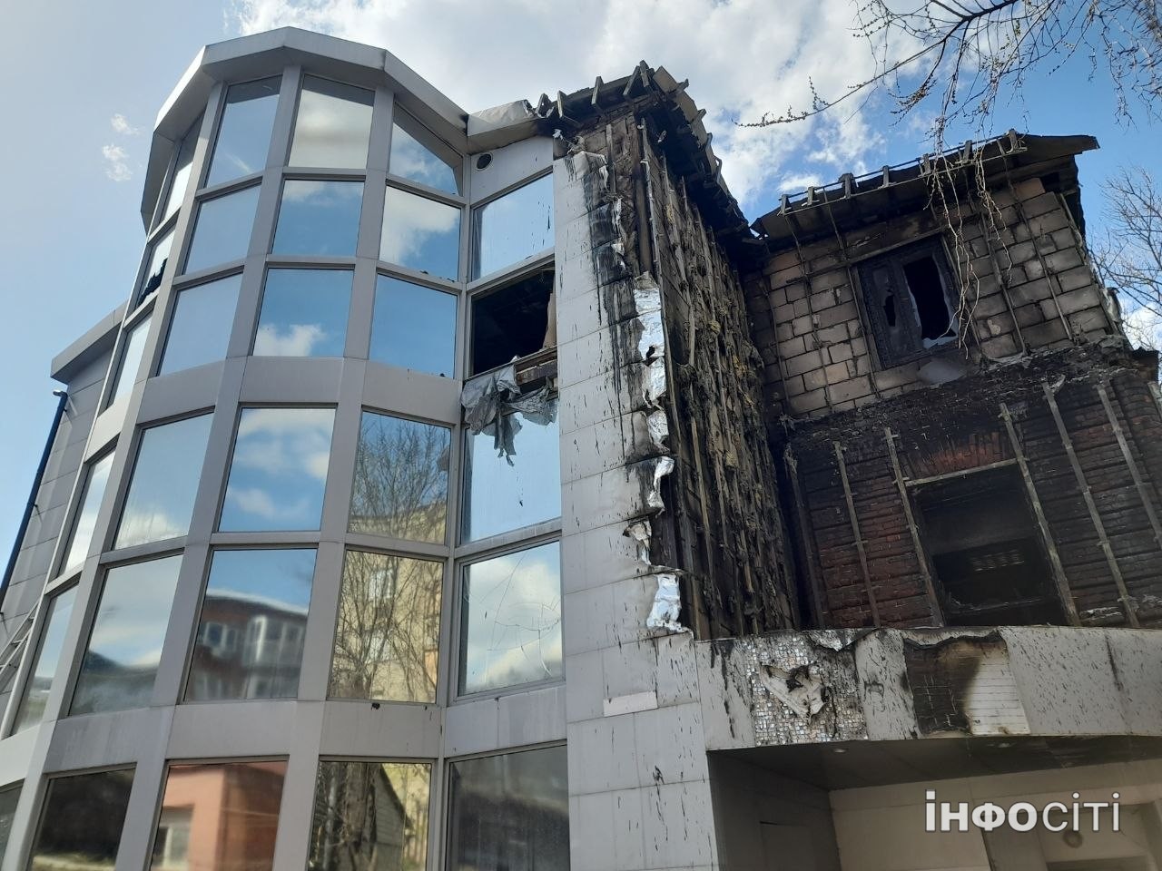 Удар по офісній будівлі у центрі Харкова: фото наслідків