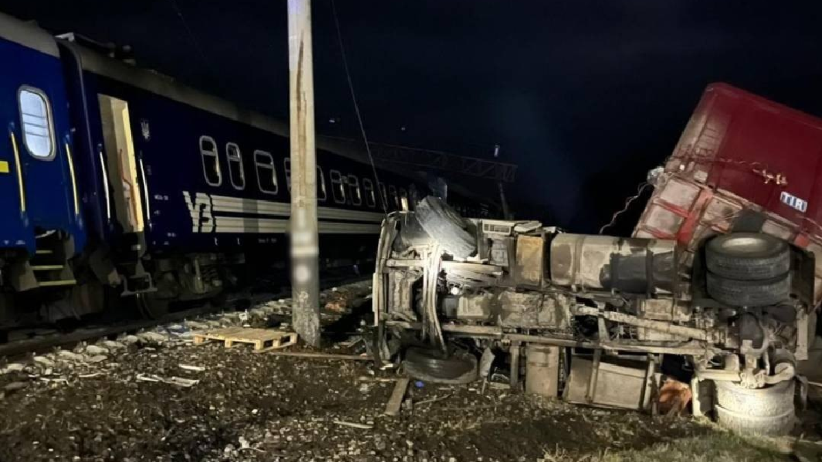 На Харківщині вантажівка зіткнулася з пасажирським поїздом: тривають відновлювальні роботи