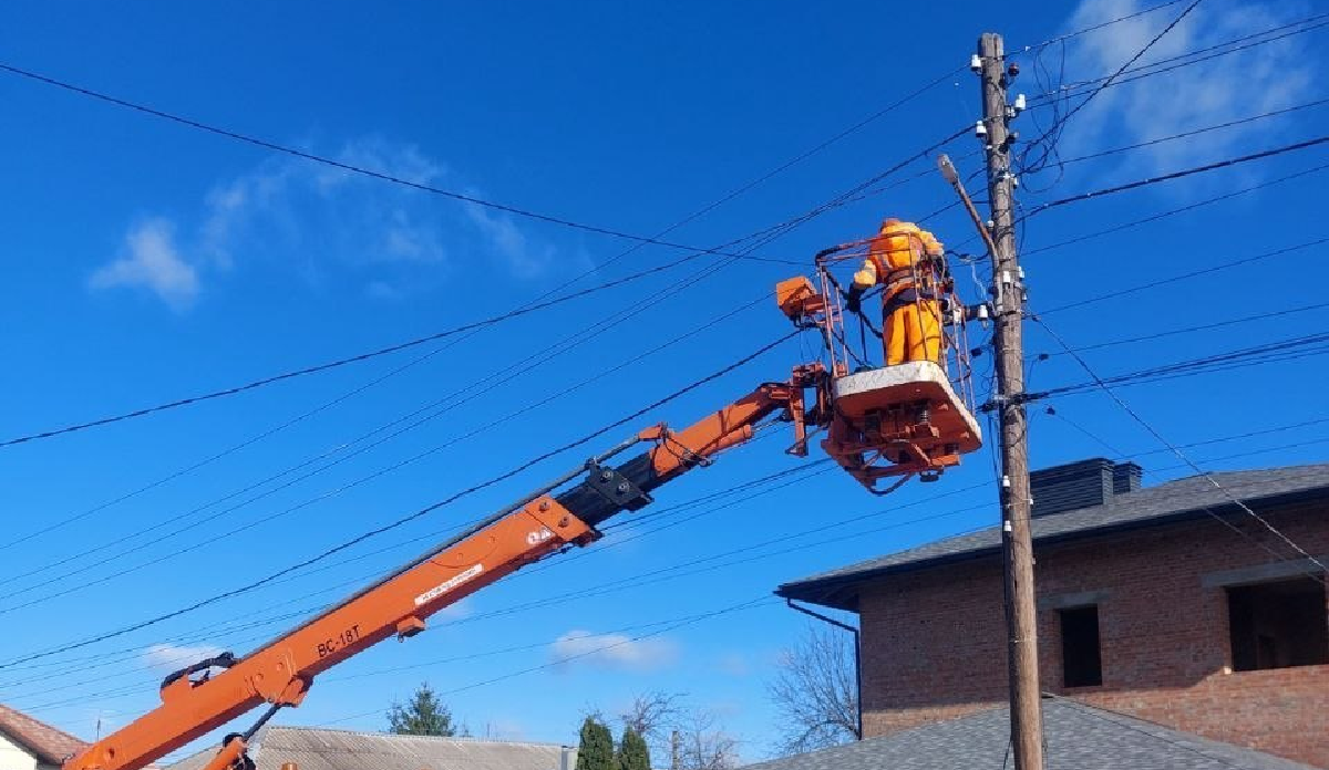У Харкові комунальники впорядковують вуличне освітлення (фото)