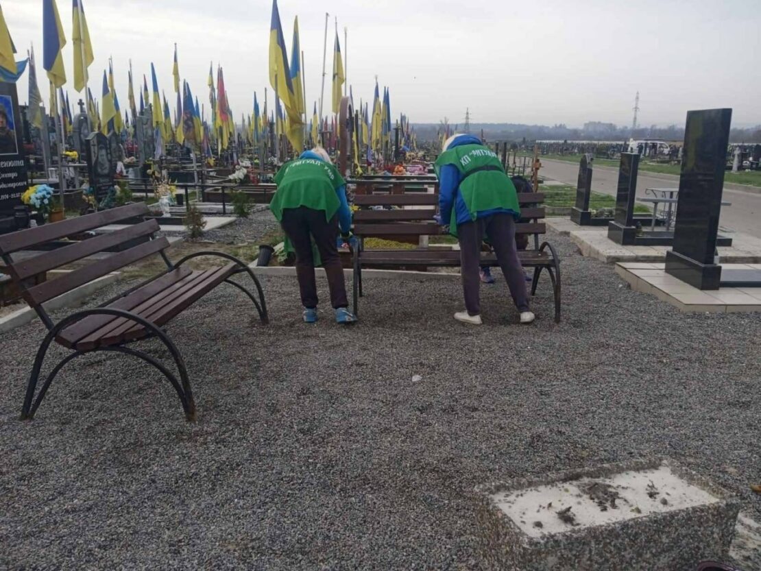 Комунальники наводять лад на кладовищах Харкова (фото)