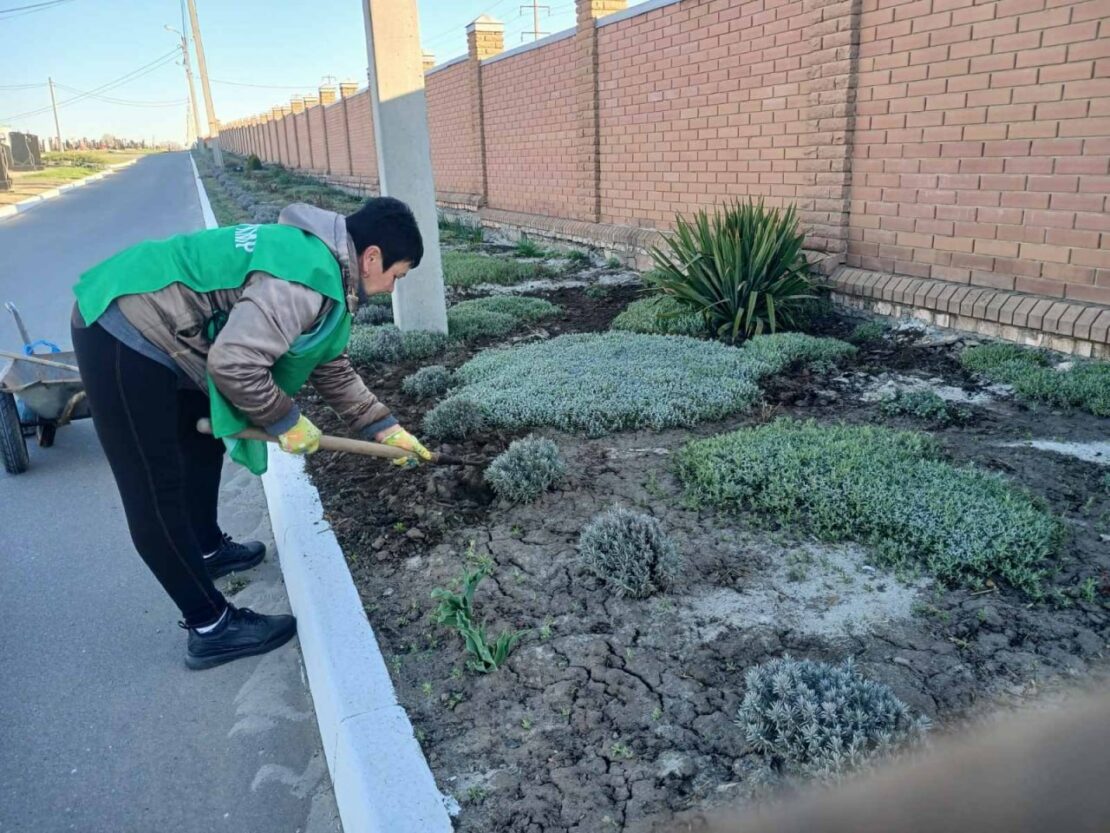 Комунальники наводять лад на кладовищах Харкова (фото)