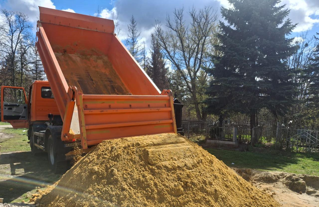 Комунальники наводять лад на кладовищах Харкова