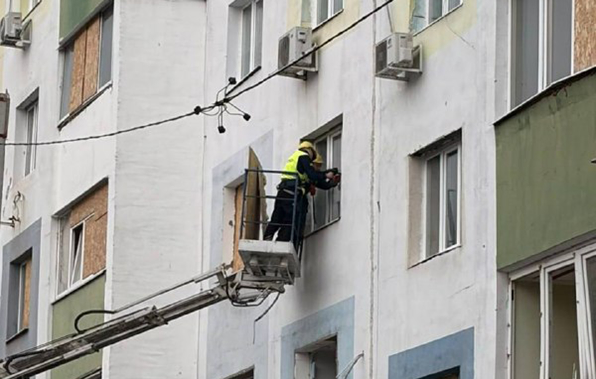 У Харкові ліквідують наслідки ворожих обстрілів